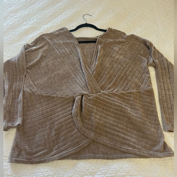 Easel Cream Velour Long Sleeve Top w/ Criss Cross Back. Size Medium. - Picture 11 of 11